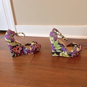 Nine West multicolor fabric t-strap, wedge sandal, size 8M